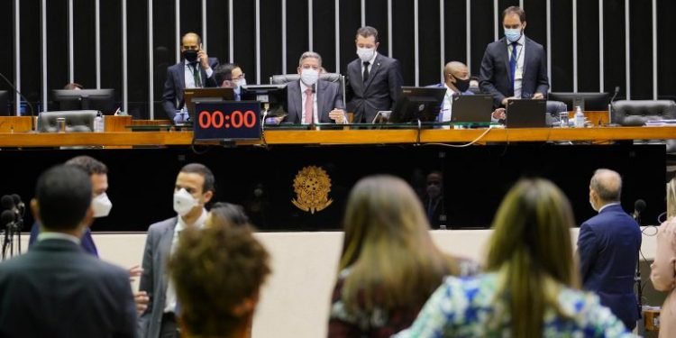 Câmara aprova MP que eleva tributos sobre bancos e muda regra para compra de carro por pessoa com deficiência