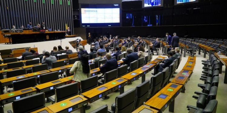 Deputados analisam MP sobre cancelamento de eventos na pandemia; acompanhe