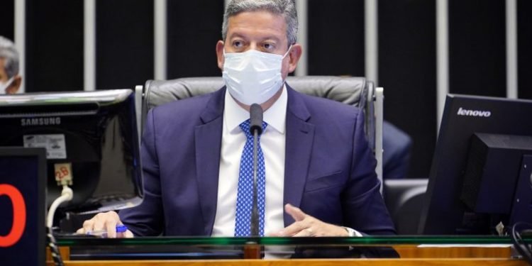 Lira defende votação de projeto que revisa Lei de Improbidade Administrativa