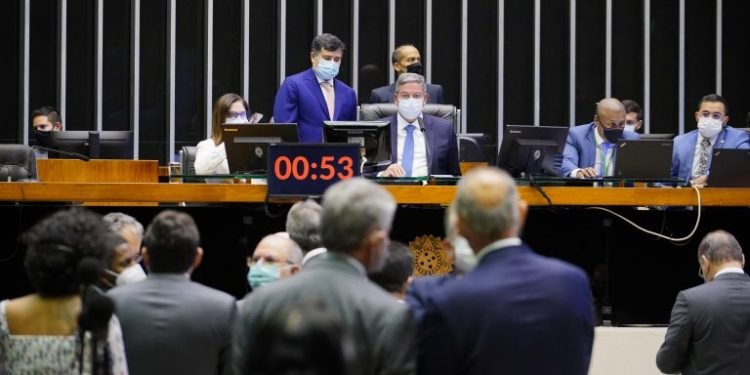 Câmara realiza sessão nesta segunda-feira para votar MP da Eletrobras