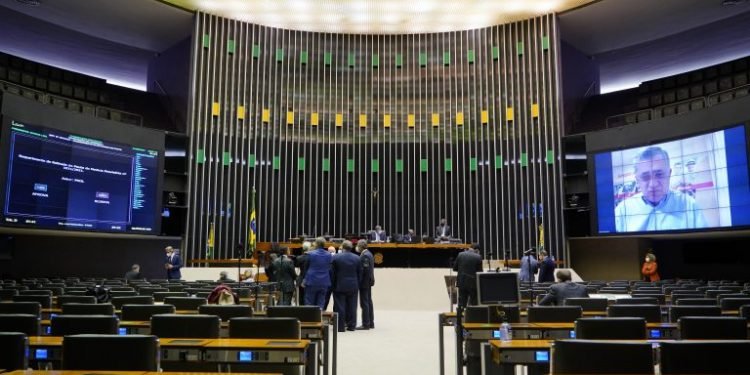 Câmara analisa projeto que suspende metas de entidades com o SUS; acompanhe