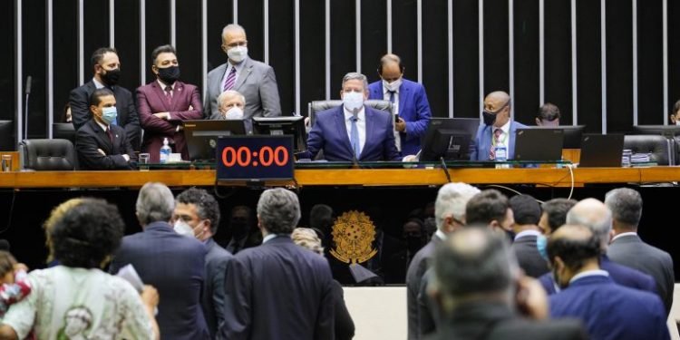 Votação de projeto sobre terras indígenas pela CCJ divide opiniões no Plenário