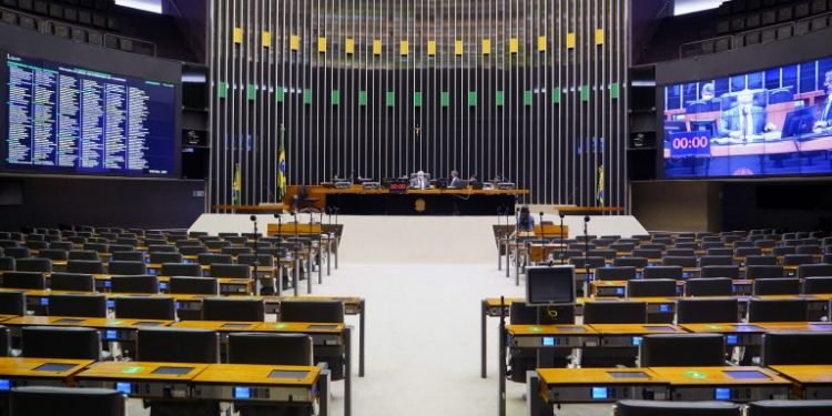 Plenário aprova urgência para votar suspensão de pagamentos do Fies; acompanhe