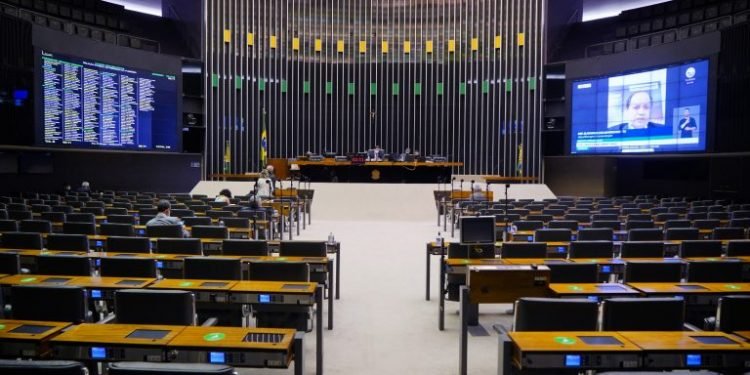 Aprovada urgência para projeto que institui o Agosto Lilás como mês de proteção à mulher