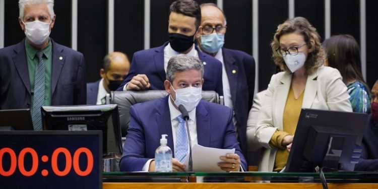 Câmara analisa projeto sobre registro internacional de patentes; acompanhe