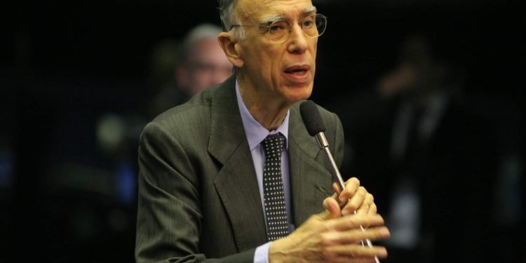 Senado faz um minuto de silêncio em homenagem a Marco Maciel