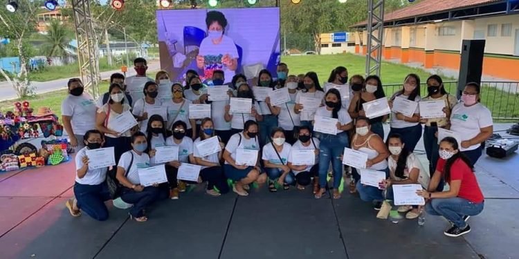 Governo do Amazonas entrega certificados do Circuito do Trabalho e Empreendedorismo em Rio Preto da Eva e Itacoatiara