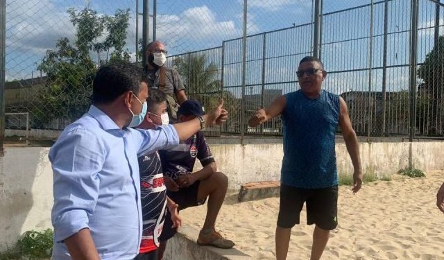 Deputado Felipe Souza indica revitalização em campos de futebol em Manaus