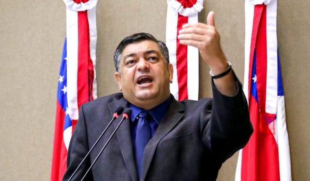 Barras de ferro com correntes são retiradas de calçada, após denúncia de Dermilson Chagas