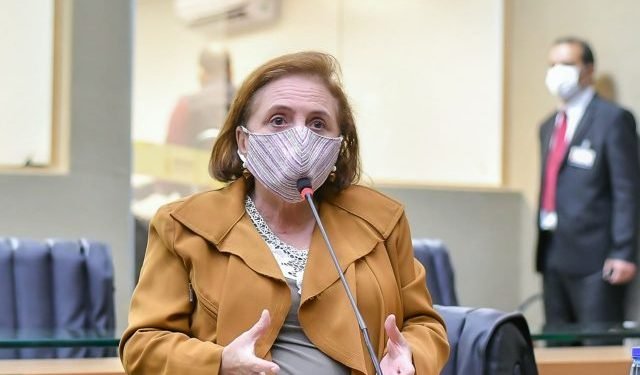 Deputada Therezinha Ruiz critica o desvio de recursos do Fundeb em Tabatinga