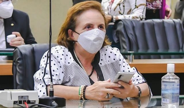 Deputada Therezinha Ruiz enaltece a atuação da FAS na entrega de título a Virgilio Viana