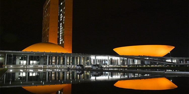 Congresso fica laranja na Semana Mundial de Amamentação