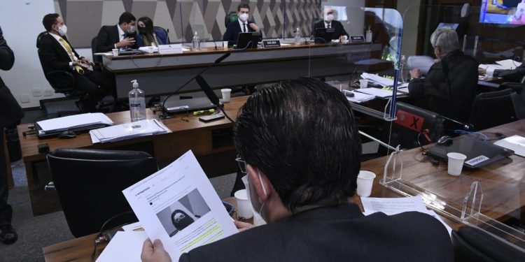 CPI deve fazer acareação entre Emanuela Medrades e Luis Ricardo Miranda