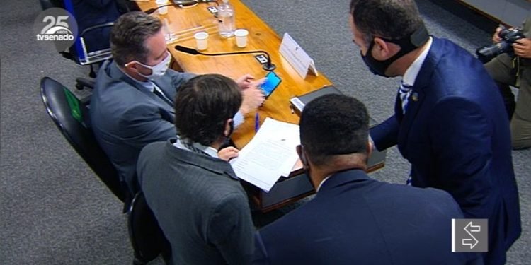 Vídeo: Dominguetti tem celular inspecionado após mostrar áudio comprometendo Luis Miranda