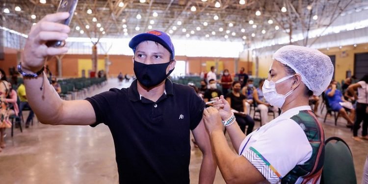 Prefeitura de Manaus retoma vacinação de 1ª dose contra a Covid-19 e abre a campanha para pessoas de 19 anos