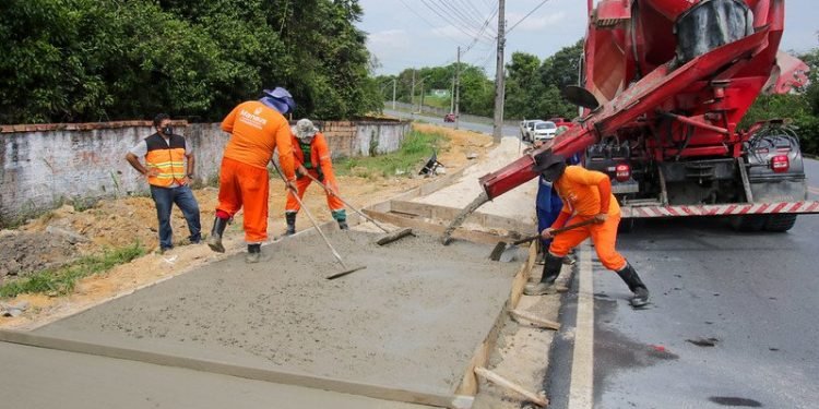 Implantação de calçadão realizada pela Prefeitura de Manaus na avenida Cosme Ferreira segue em ritmo acelerado