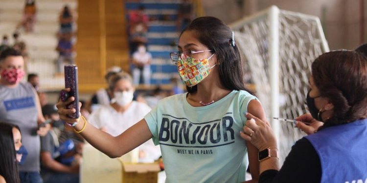 Campanha de vacinação contra a Covid-19 segue em Manaus nesta terça-feira, em 21 locais de atendimento