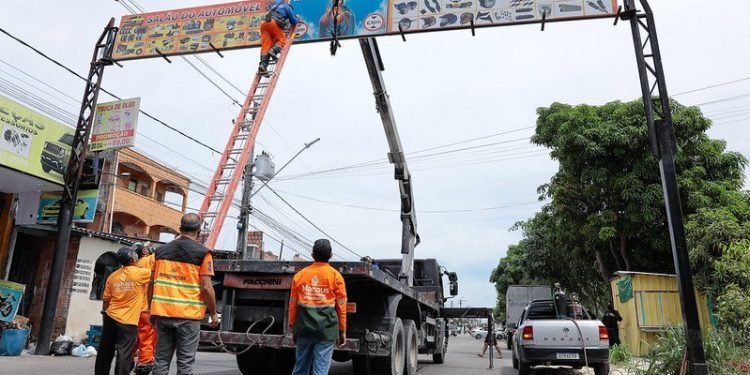 Pórtico de publicidade irregular é demolido no Distrito Industrial como ação de reordenamento urbano de Manaus