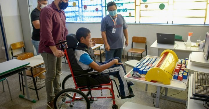 Alunos da educação especial recebem cadeiras adaptadas da Prefeitura de Manaus