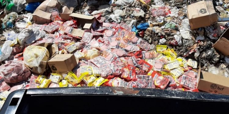 Adaf e Decon apreendem mais de 400 quilos de alimentos impróprios para o consumo humano