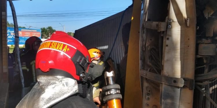 Bombeiros resgatam vítima presa em ferragens de caminhão
