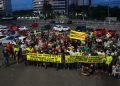 Rodrigo Guedes participa de manifestação de motoristas contra aumento da gasolina