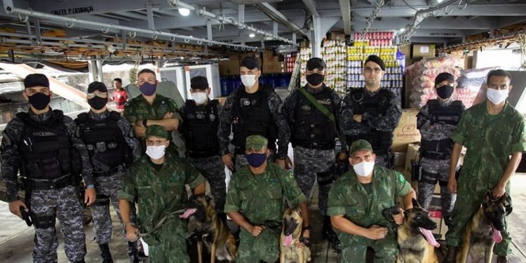 PMAM, em ação com Marinha, realiza treinamento de cães policiais no combate ao narcotráfico
