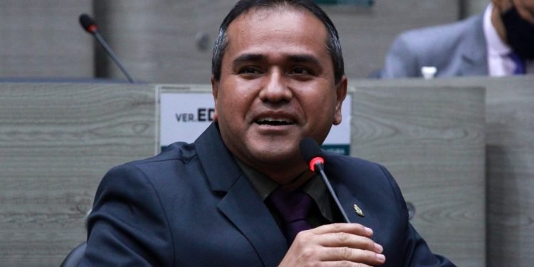 Projeto de Lei sobre espaço de descanso para idosos e PCDs em bancos avança na Câmara