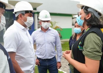 Wilson Lima inspeciona obra de reforma do Caic Dra. Maria Helena Freitas de Góes