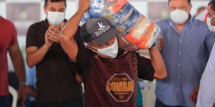 Governo do Amazonas destina mais de 6 mil cestas básicas para pescadores artesanais de Manacapuru