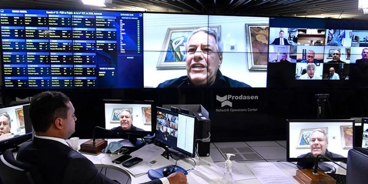 Projeto aumenta pena para quem descumprir medidas protetivas à mulher