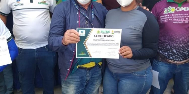 Idam capacita agricultores de Manicoré para operar tratores nas atividades de mecanização agrícola