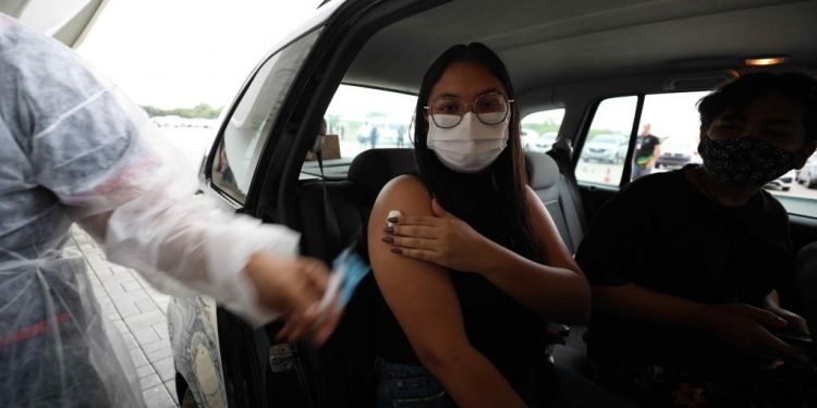 ‘Começo de alegria’, diz pai com dois filhos vacinados na Arena da Amazônia