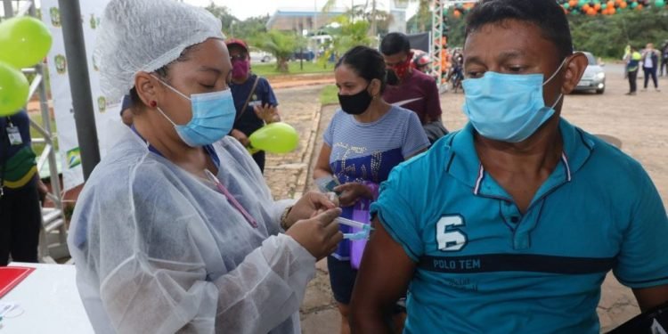 Primeiros vacinados em Rio Preto da Eva sentem alívio e realização ao receberem primeira dose contra Covid-19