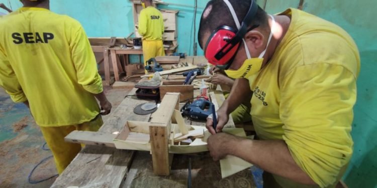 Reeducandos do ‘Trabalhando a Liberdade’ confeccionam brinquedos para doação a abrigo infantil