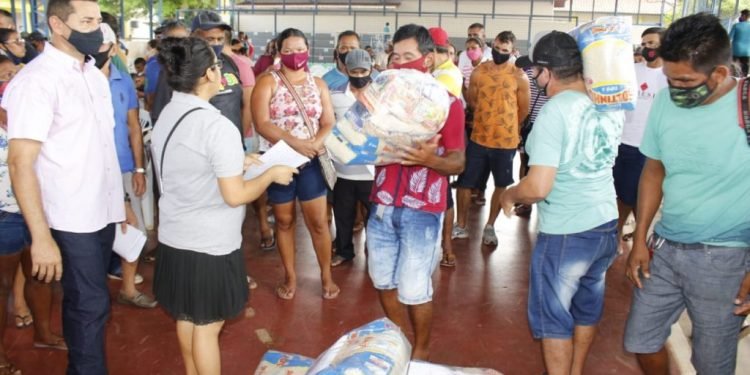 Governo do Amazonas entregou mais de 1,3 mil cestas básicas para pescadores artesanais de Iranduba