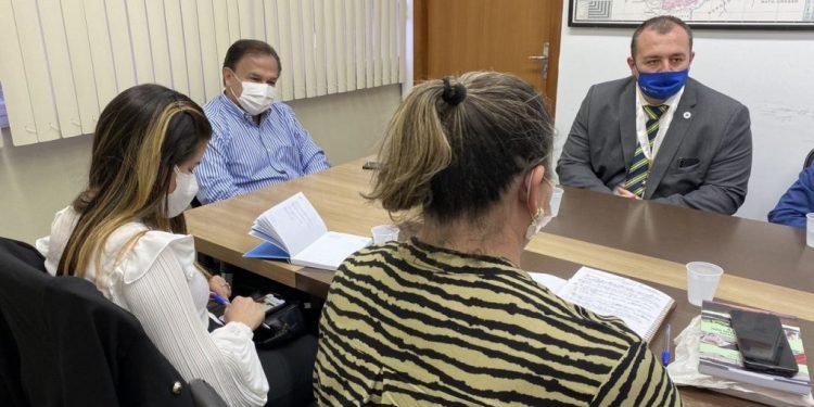 SES-AM recebe visita de representantes do Ministério da Saúde