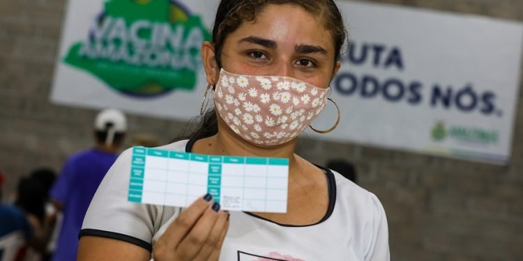 Jovem comemora aniversário na fila de vacinação no Vasco Vasques
