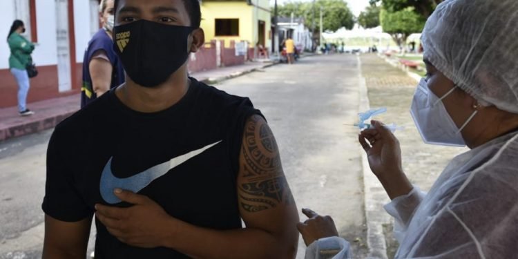 Emoção: vacinados contra Covid-19 comemoram primeira dose da imunização em cinco municípios do AM