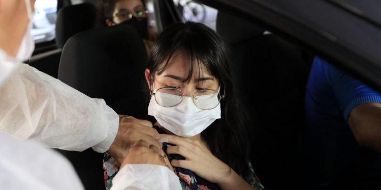 Amigas imunizadas: jovens de 18 anos tomam a primeira dose no Sambódromo durante mutirão Vacina Amazonas