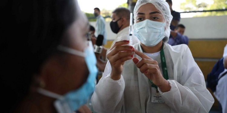 Em Careiro Castanho, população adere à vacinação no sistema drive-thru