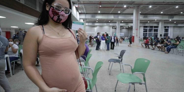 Grávidas garantem imunização contra a Covid-19 durante mutirão do Vacina Amazonas em Manaus
