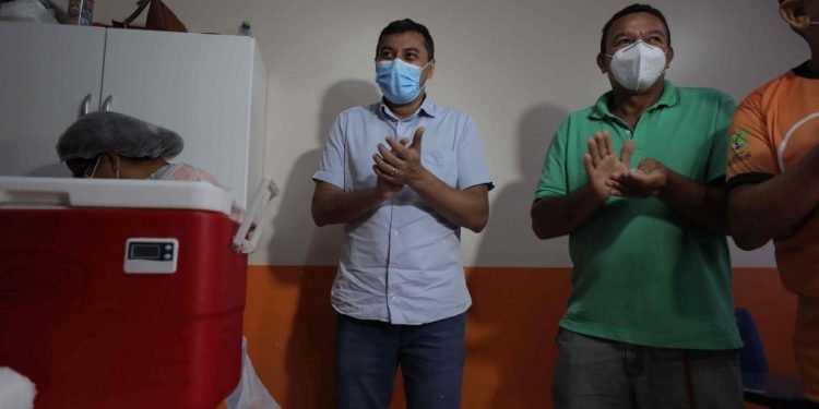 Primeiro vacinado contra Covid-19 em área rural de Rio Preto da Eva comemora chegada do mutirão