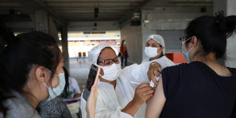 No Amazonas, avanço da vacinação contribui para redução de casos, internações e óbitos por Covid-19