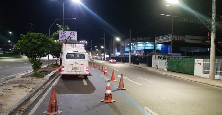 Prefeitura implanta sinalização de velocidade máxima na avenida Max Teixeira