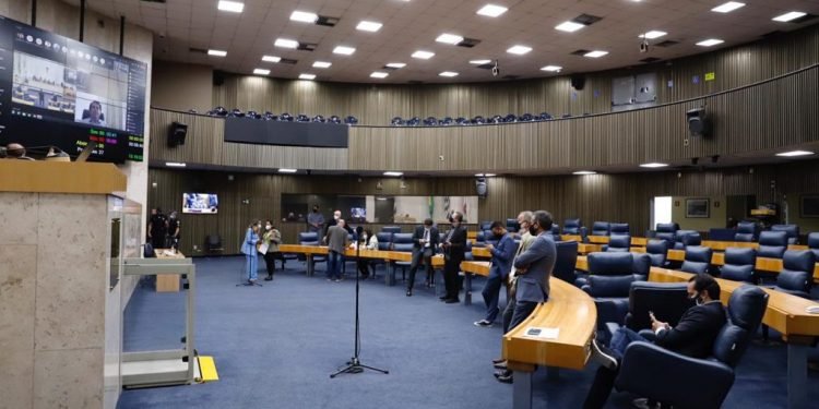 Câmara de SP aprova projeto que autoriza venda de terrenos públicos e transfere recursos para a saúde