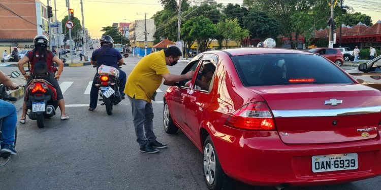 Caio André realiza panfletagem para prestar conta dos primeiros 180 dias de mandato