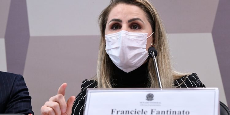 Ex-coordenadora do PNI diz que ‘líder da nação’ prejudicou vacinação