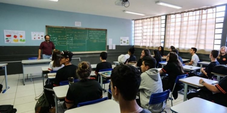 Comissão debate colaboração entre municípios na proposta sobre o Sistema Nacional de Educação