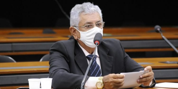 Projeto proíbe cobrança por acesso a notícias de caráter público na internet